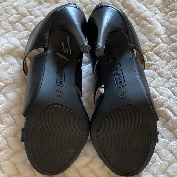 Like new, only worn 1 or 2 times. - Picture 4 of 4